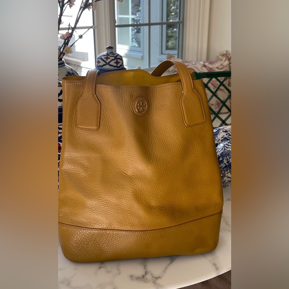 Tory Burch Michelle bag. The interior has a waterproof lining to easily clean.